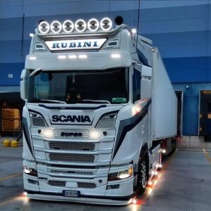 LED verstraler met 13600 lumen dagrijverlichting en flitser - zwarte behuizing op truck