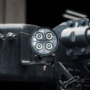 Ronde LED werklamp op voertuig met ingebouwde Deutsch connector